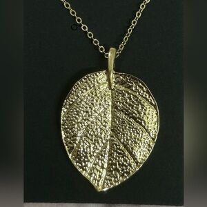278. Leaf Pendant Necklace Gold Tone